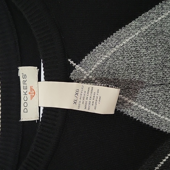 New dockers sweater - Picture 2 of 4